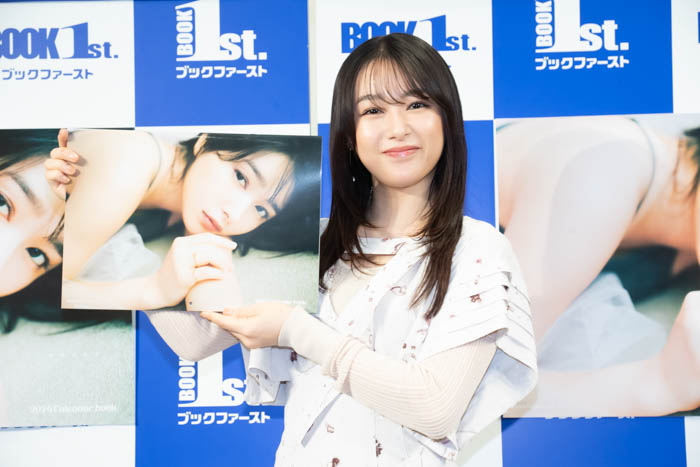 桜井日奈子がカレンダーブックの発売記念会見に登場！ “エモい日奈子”を詰め込んだカレンダーは全てのカットに自信ありの「120点満点です!!」