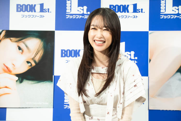 桜井日奈子がカレンダーブックの発売記念会見に登場！ “エモい日奈子”を詰め込んだカレンダーは全てのカットに自信ありの「120点満点です!!」