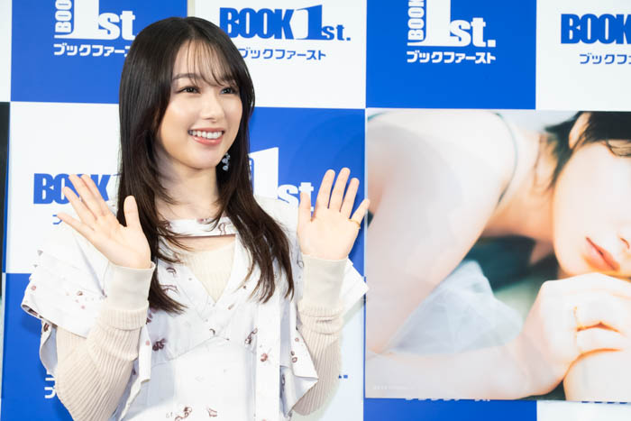 桜井日奈子がカレンダーブックの発売記念会見に登場！ “エモい日奈子”を詰め込んだカレンダーは全てのカットに自信ありの「120点満点です!!」