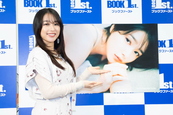 桜井日奈子がカレンダーブックの発売記念会見に登場！ “エモい日奈子”を詰め込んだカレンダーは全てのカットに自信ありの「120点満点です!!」