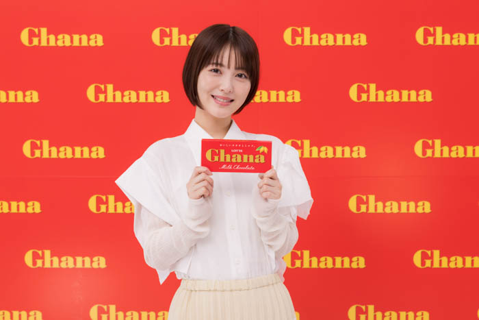 浜辺美波が幸福感あふれる表情とハンドダンスで表現！ガーナチョコレートを食べると思わず笑顔に！「ハッピーは、チョコレートから。」