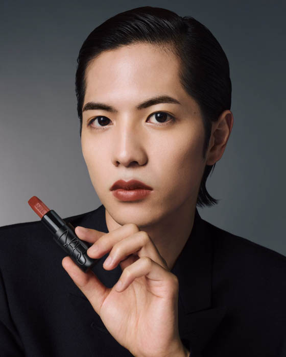 NARS「エクスプリシット リップスティック」を纏った志尊淳が出演する、キャンペーンビジュアル撮影の裏側に潜入したビハインドザシーンの動画が本日公開！