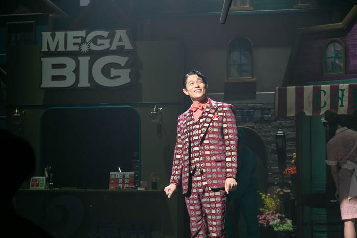 鈴木亮平がスポーツくじ「MEGA BIG」新CMに初出演！くじ売り場に突如現れた、くじ史上最高12億のワクワクへ誘う謎の案内人を好演！MEGA BIG新TV-CM「12億の案内人億山」シリーズ