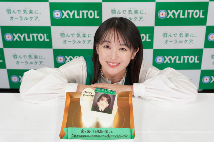 清野菜名と森永悠希が、歯のおねえさん、歯ぐきのおにいさんに！？ママとパパの歯と歯ぐきを健康に保つことの大切さを伝えるべく、子どもたちと一緒に歌って踊る！