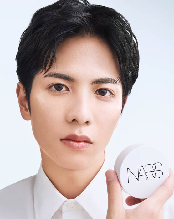 志尊淳の最新ビジュアルが解禁！光のカバー力で透明感のある肌に導く「NARS ライトリフレクティング セラムクッションファンデーション」