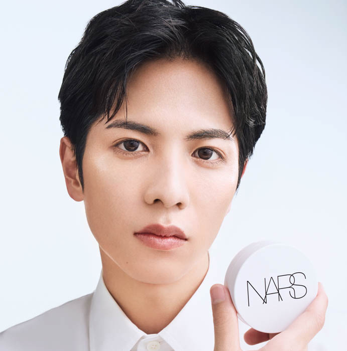 志尊淳の最新ビジュアルが解禁！光のカバー力で透明感のある肌に導く「NARS ライトリフレクティング セラムクッションファンデーション」